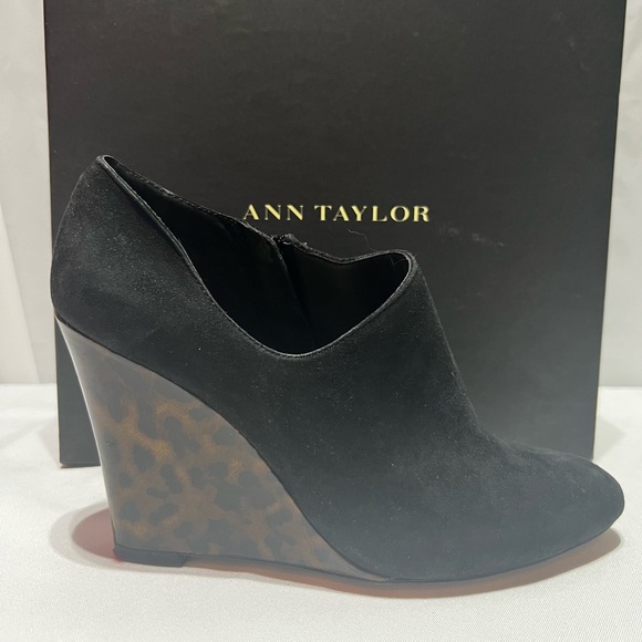 Ann Taylor Wedge Suede Bootie w Tortoise Heel - Picture 3 of 9